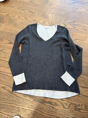 Kinross Cashmere Two-Tone V-Neck Sweater in Charcoal and Light Gray